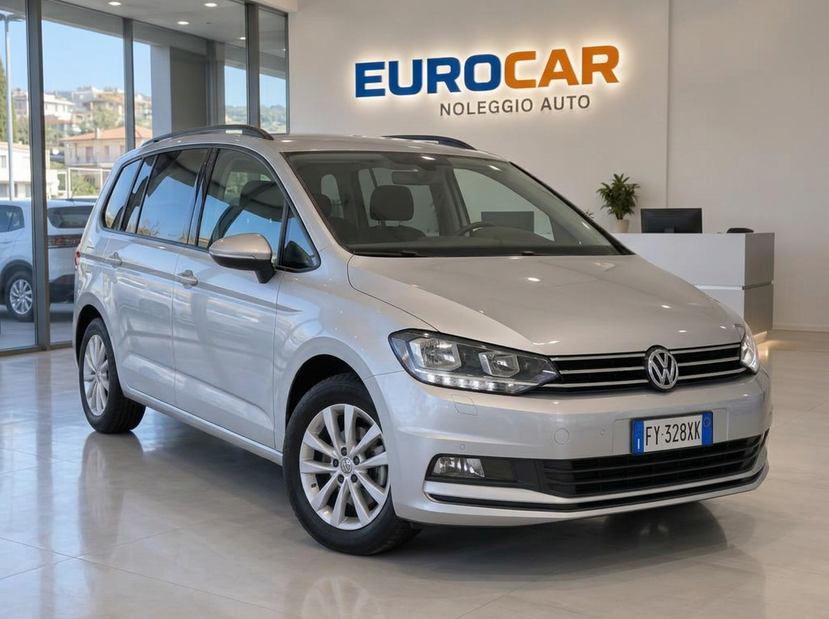 Volkswagen Touran 7 posti o similare